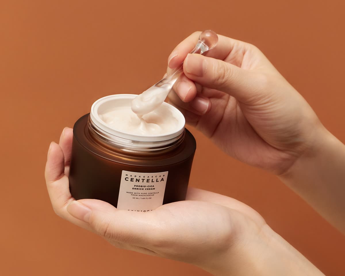 SKIN1004 Madagascar Centella Probio-Cica Enrich Cream, mit dem Spatel aus dem Tiegel genommen